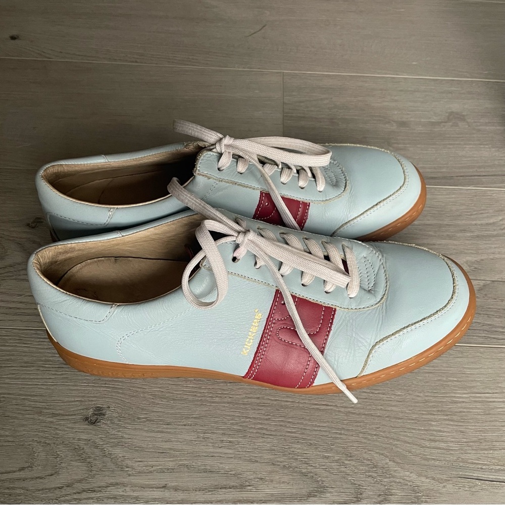 Kickers low top leather sky Blue w/burgundy stripes detail. Gum sole. M/42 (US9)